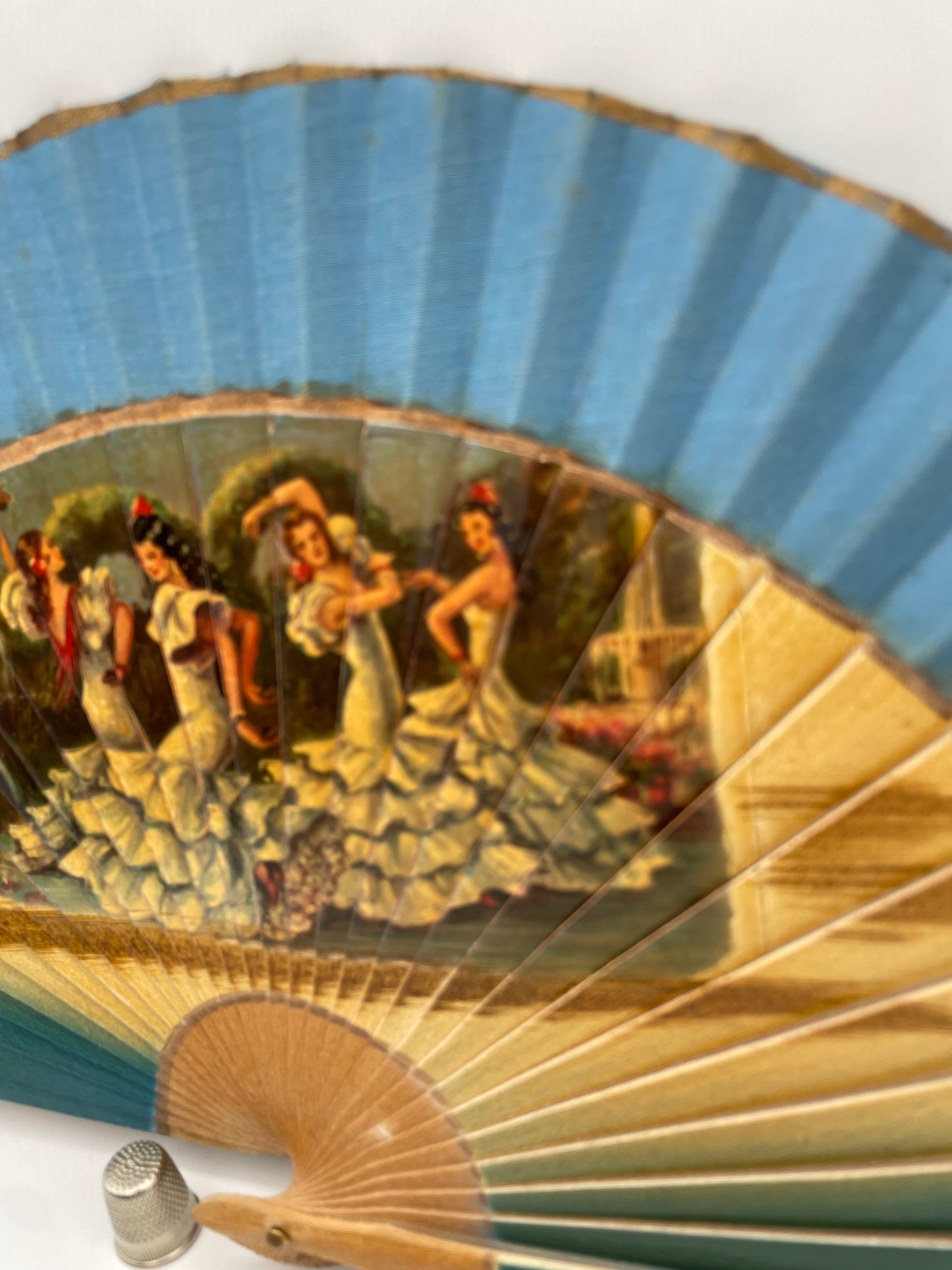 Abanico de madera color azul con imagen impresa de escena flamenca