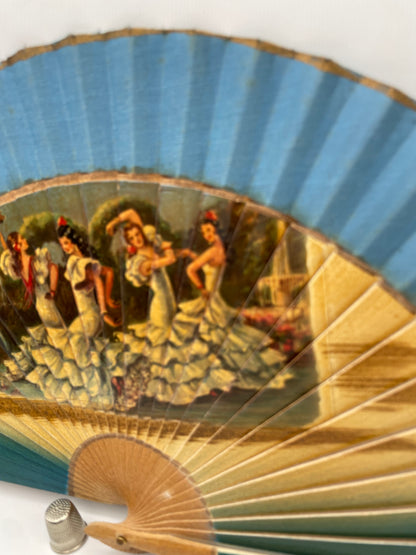 Abanico de madera color azul con imagen impresa de escena flamenca
