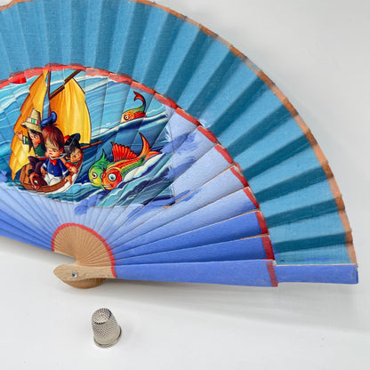 Abanico de madera color azul con imagen impresa