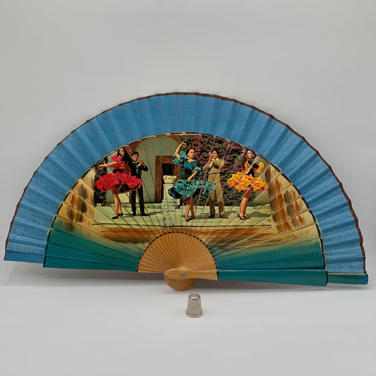 Abanico de madera color azul e imagen impresa de bailaores flamencos