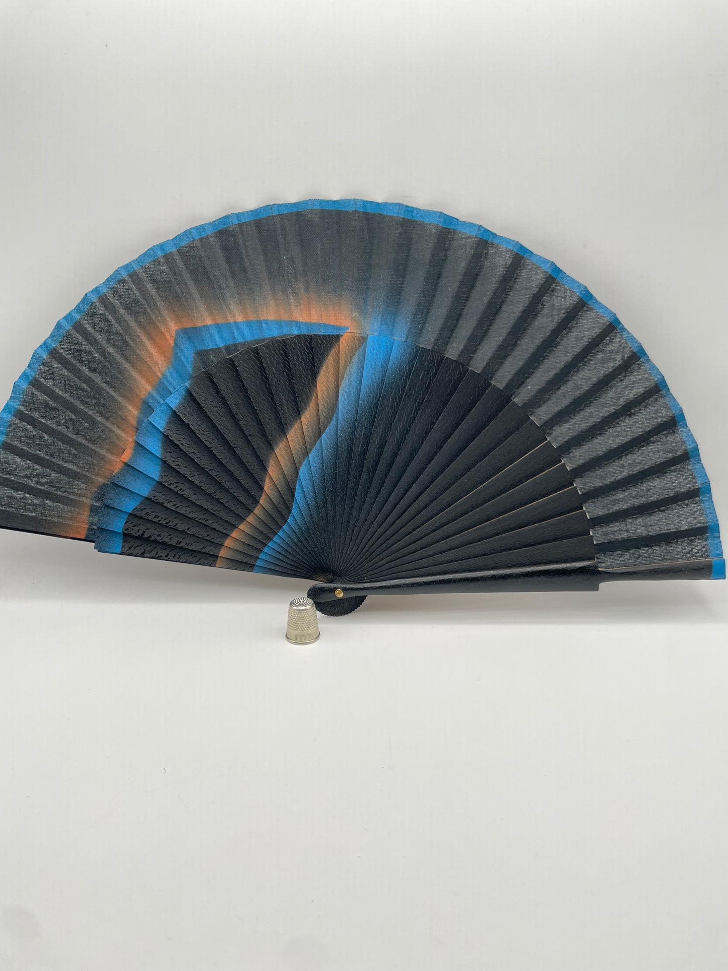 Abanico de madera color azul y negro pintado a mano Años 80