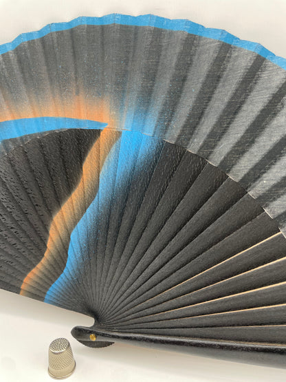 Abanico de madera color azul y negro pintado a mano Años 80