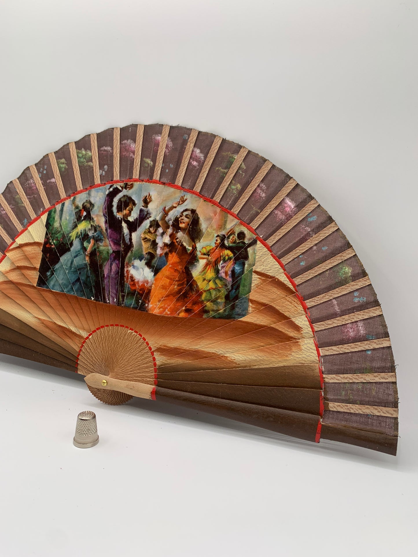 Abanico de madera color marrón e imagen impresa de bailaores de flamenco doble cara