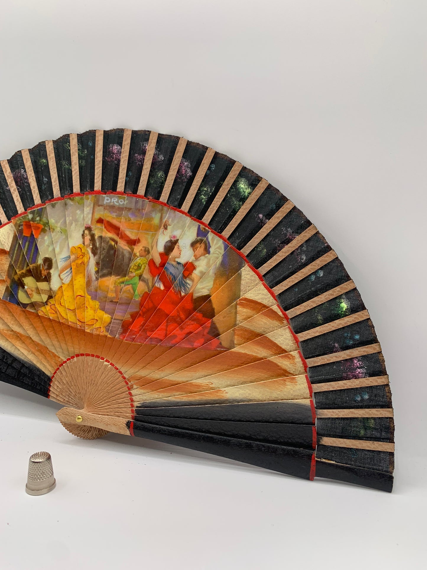 Abanico de madera color negro e imagen impresa de bailaores de flamenco doble cara