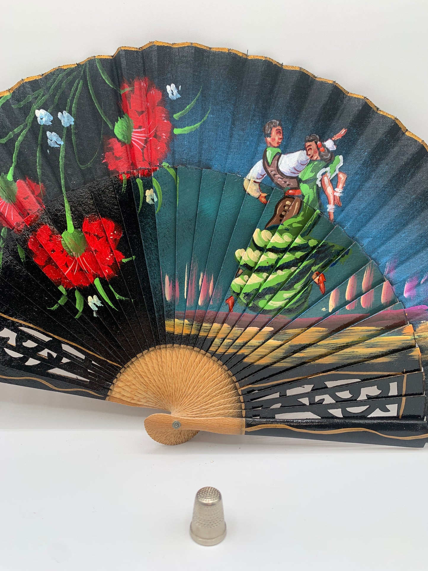 Abanico de madera calado color negro e imagen de bailaores flamencos pintado a mano
