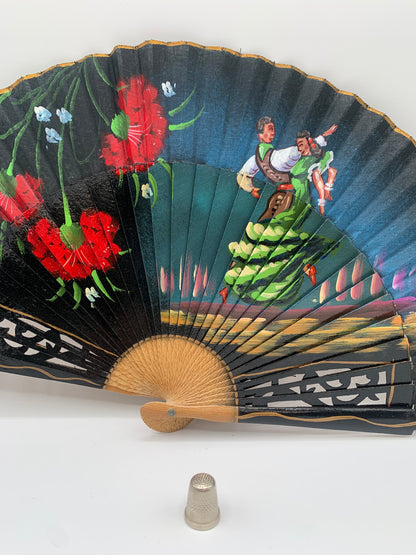 Abanico de madera calado color negro e imagen de bailaores flamencos pintado a mano