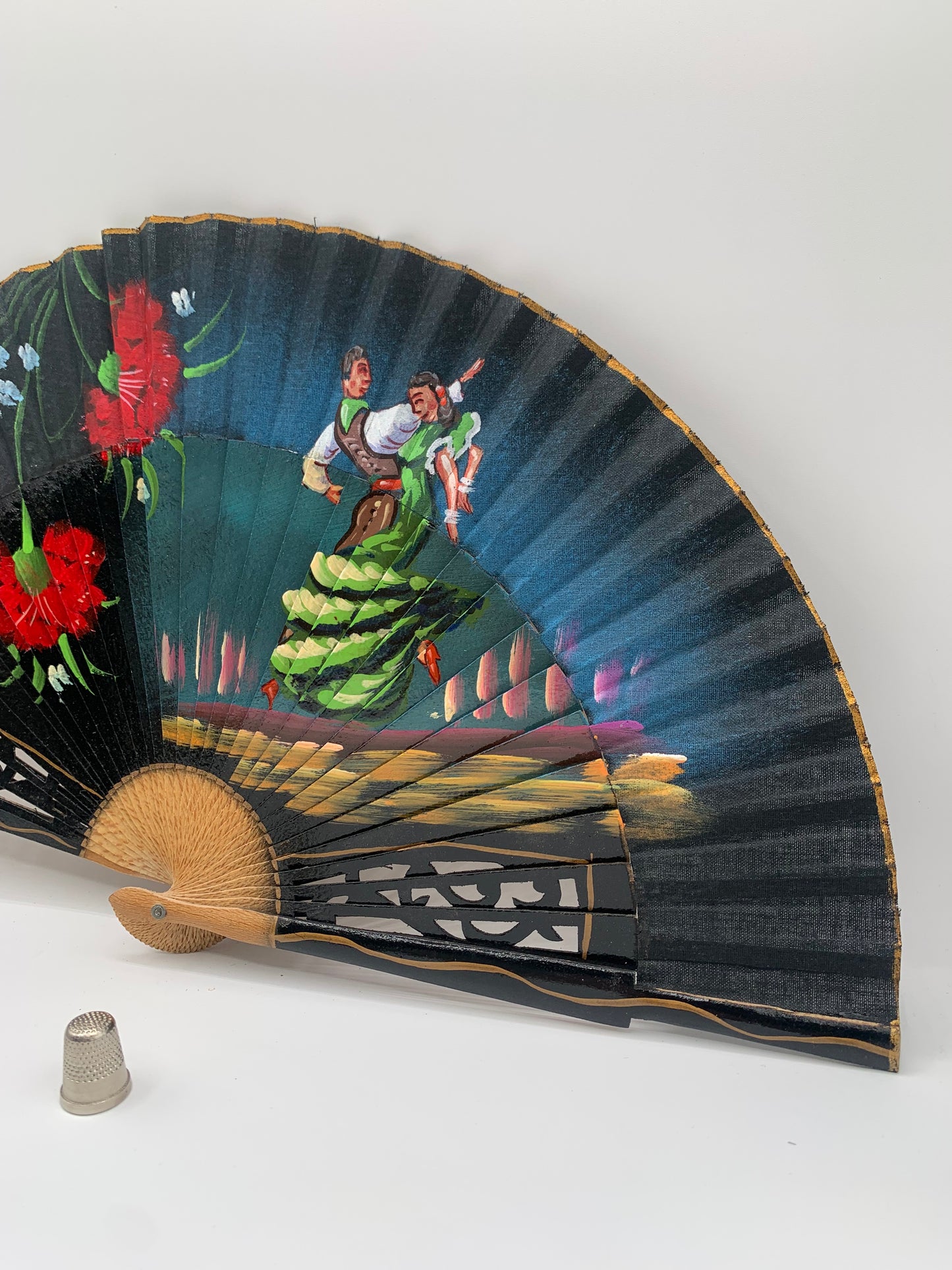 Abanico de madera calado color negro e imagen de bailaores flamencos pintado a mano
