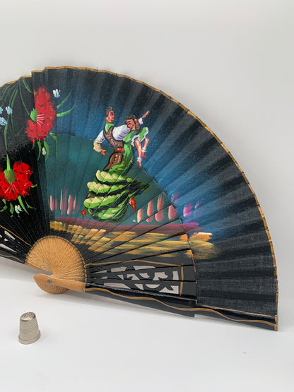 Abanico de madera calado color negro e imagen de bailaores flamencos pintado a mano