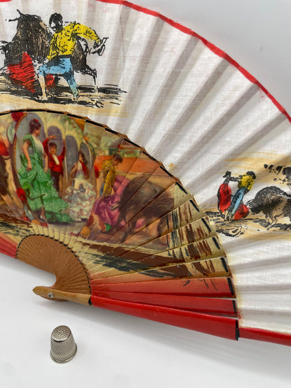 Abanico de madera color rojo con imagen impresa de escenas andaluzas