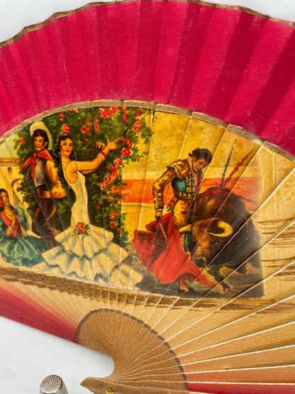 Abanico de madera color rojo con imagen impresa de escenas andaluzas