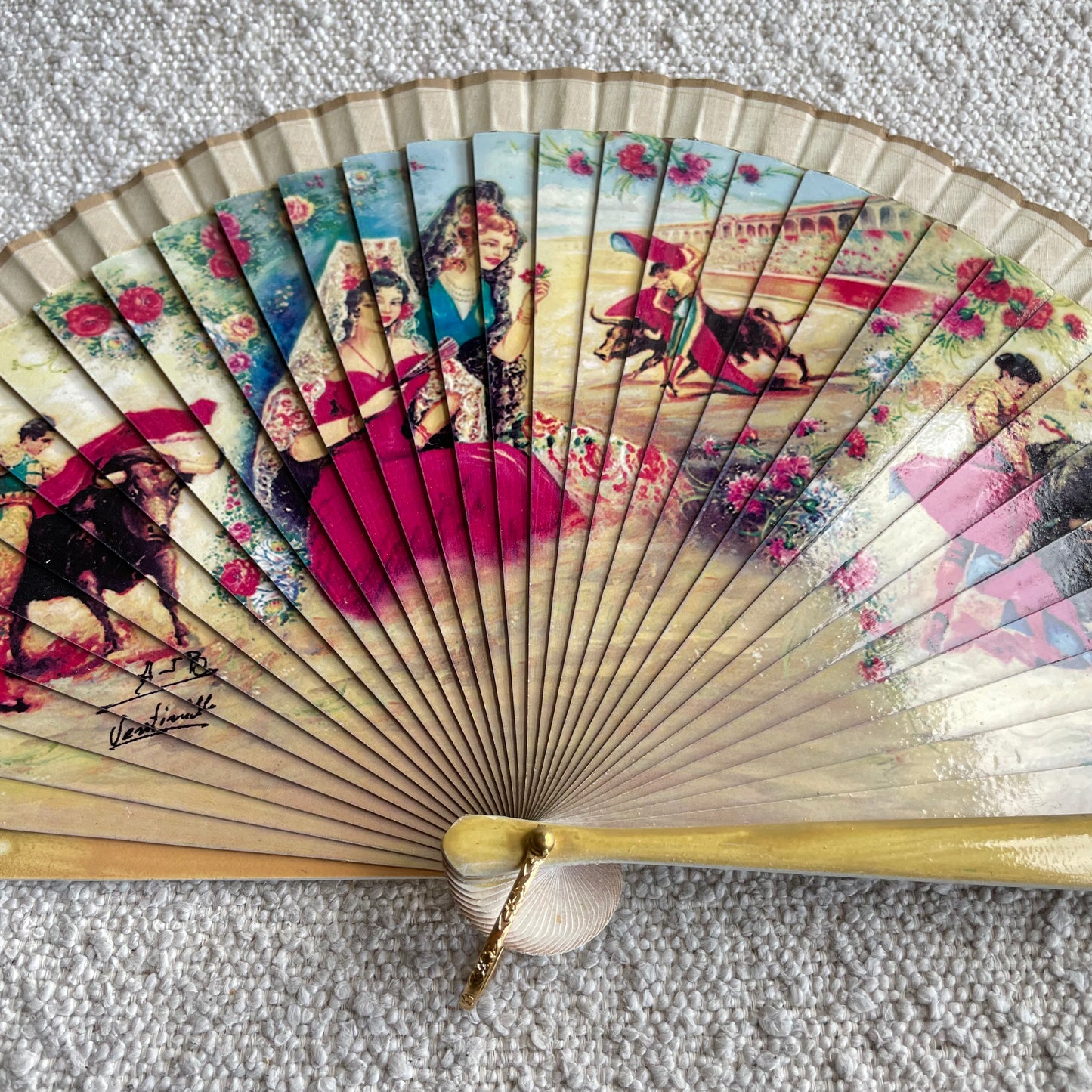 Abanico de madera vintage impreso con motivos taurinos