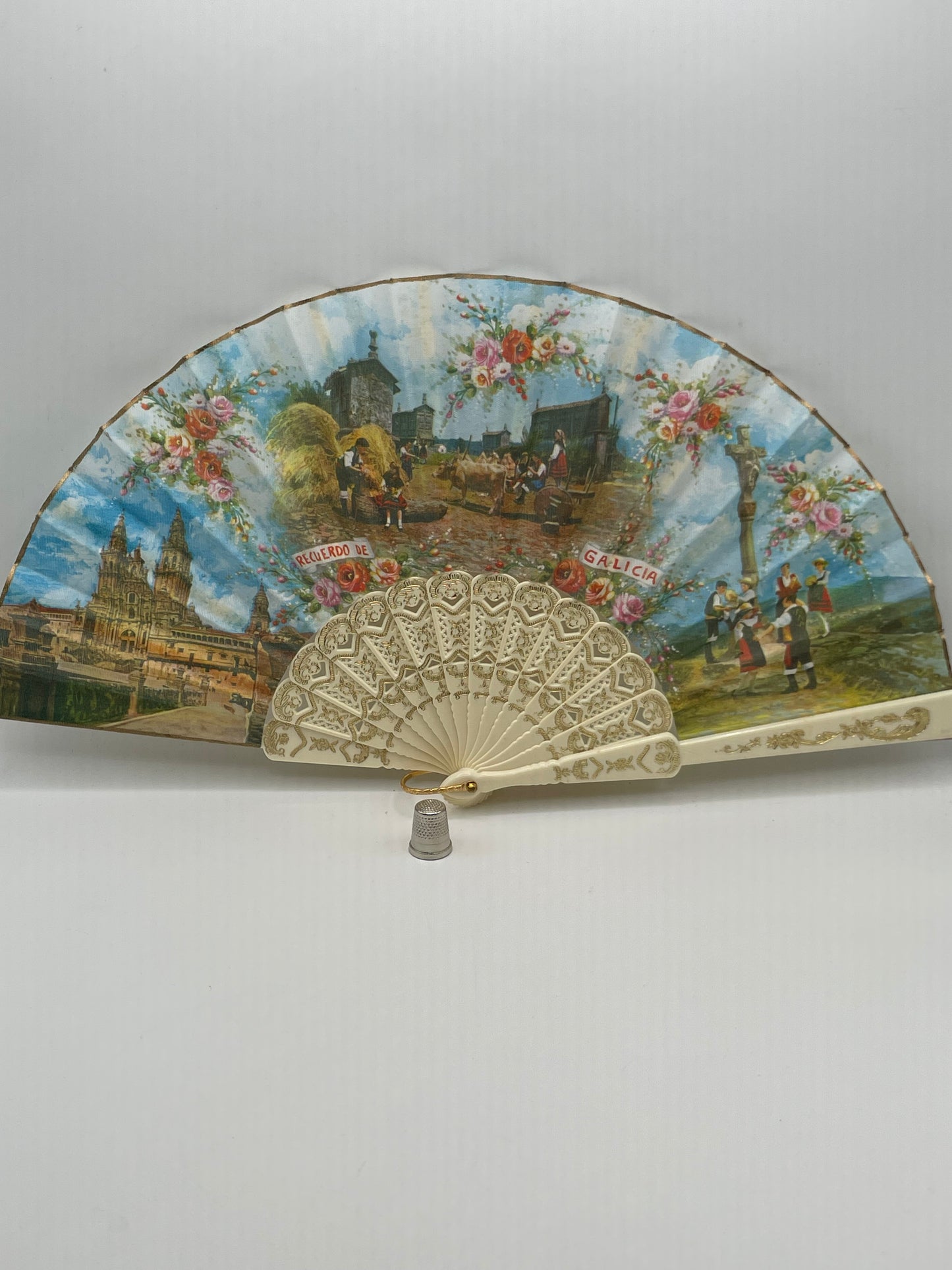 Abanico vintage de pasta color blanco e imagen impresa con recuerdos de Galicia