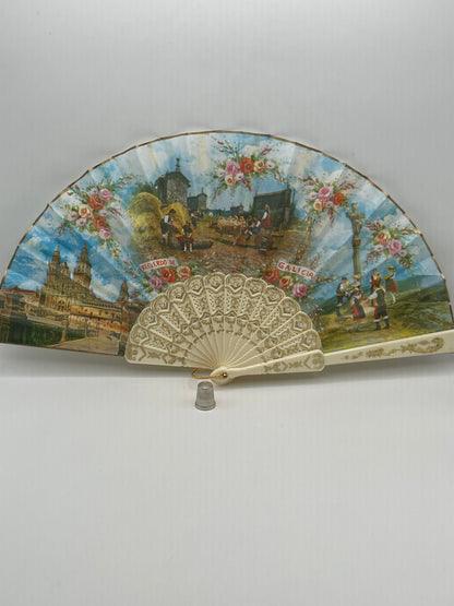 Abanico vintage de pasta color blanco e imagen impresa con recuerdos de Galicia