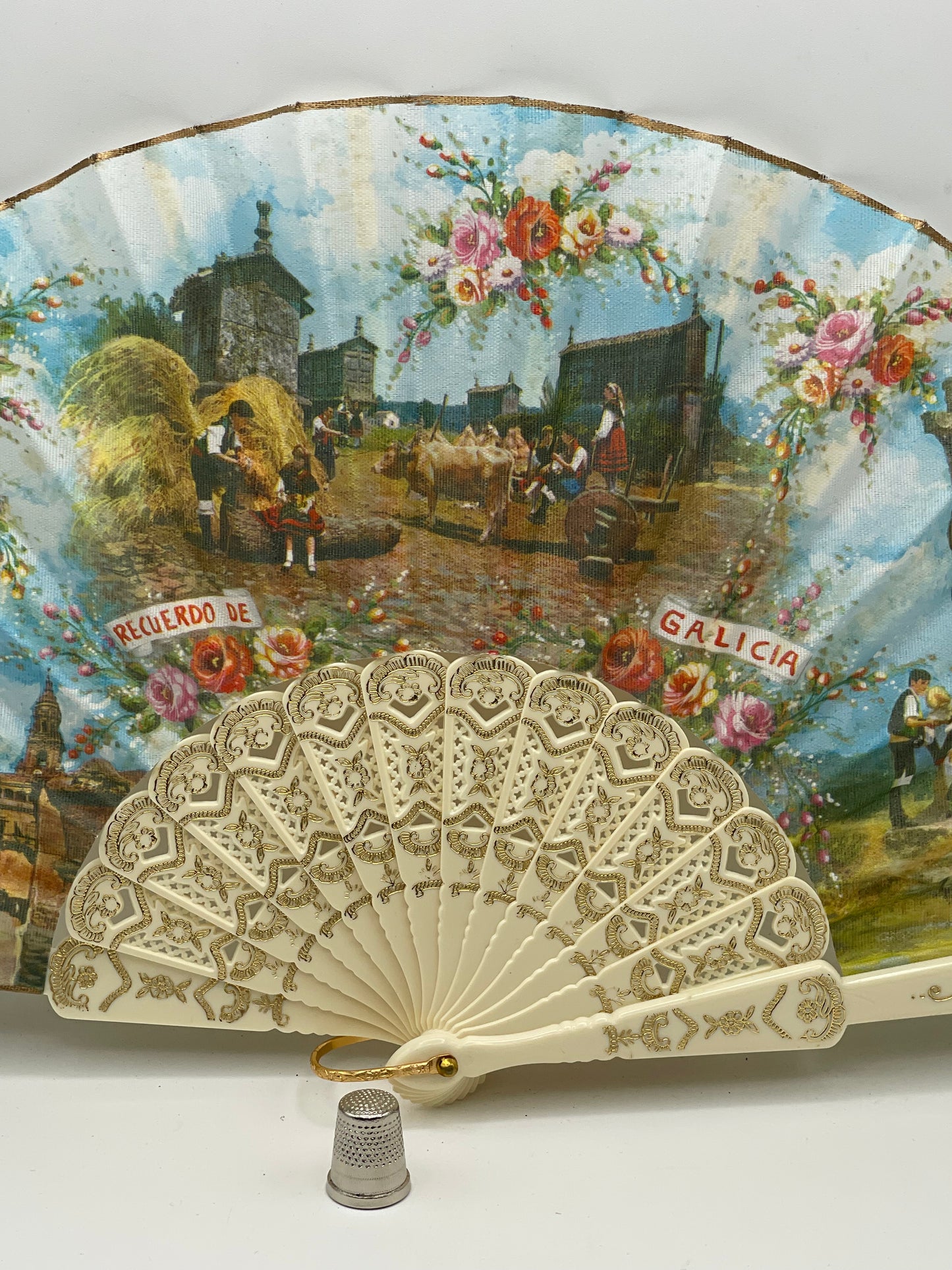 Abanico vintage de pasta color blanco e imagen impresa con recuerdos de Galicia