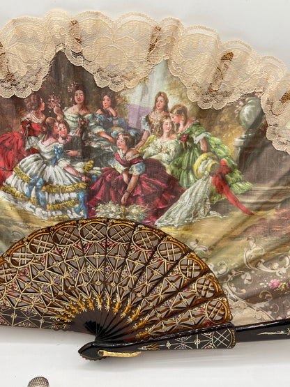 Abanico de pasta, calado, color carey e imagen impresa con escenas de época y encaje beige
