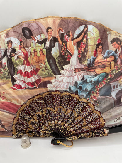 Abanico de pasta, calado, color carey, e imagen impresa de escenas flamencas y taurinas
