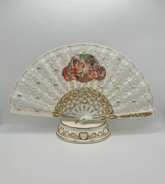 Abanico de pasta color blanco nácar, encaje blanco y dorado con imagen impresa