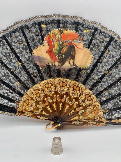 Abanico de pasta color carey, encaje negro y dorado con imagen impresa de torero