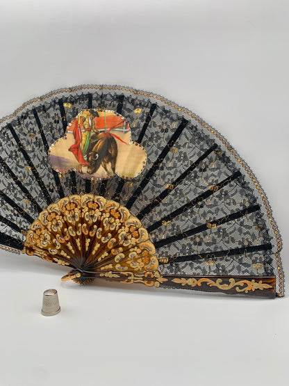 Abanico de pasta color carey, encaje negro y dorado con imagen impresa de torero