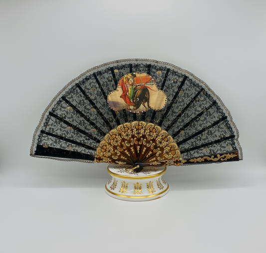 Abanico de pasta color carey, encaje negro y dorado con imagen impresa de torero