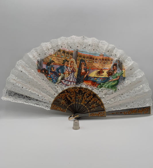 Abanico de pasta color gris, encaje blanco con lentejuelas con imagen impresa de escenas taurinas