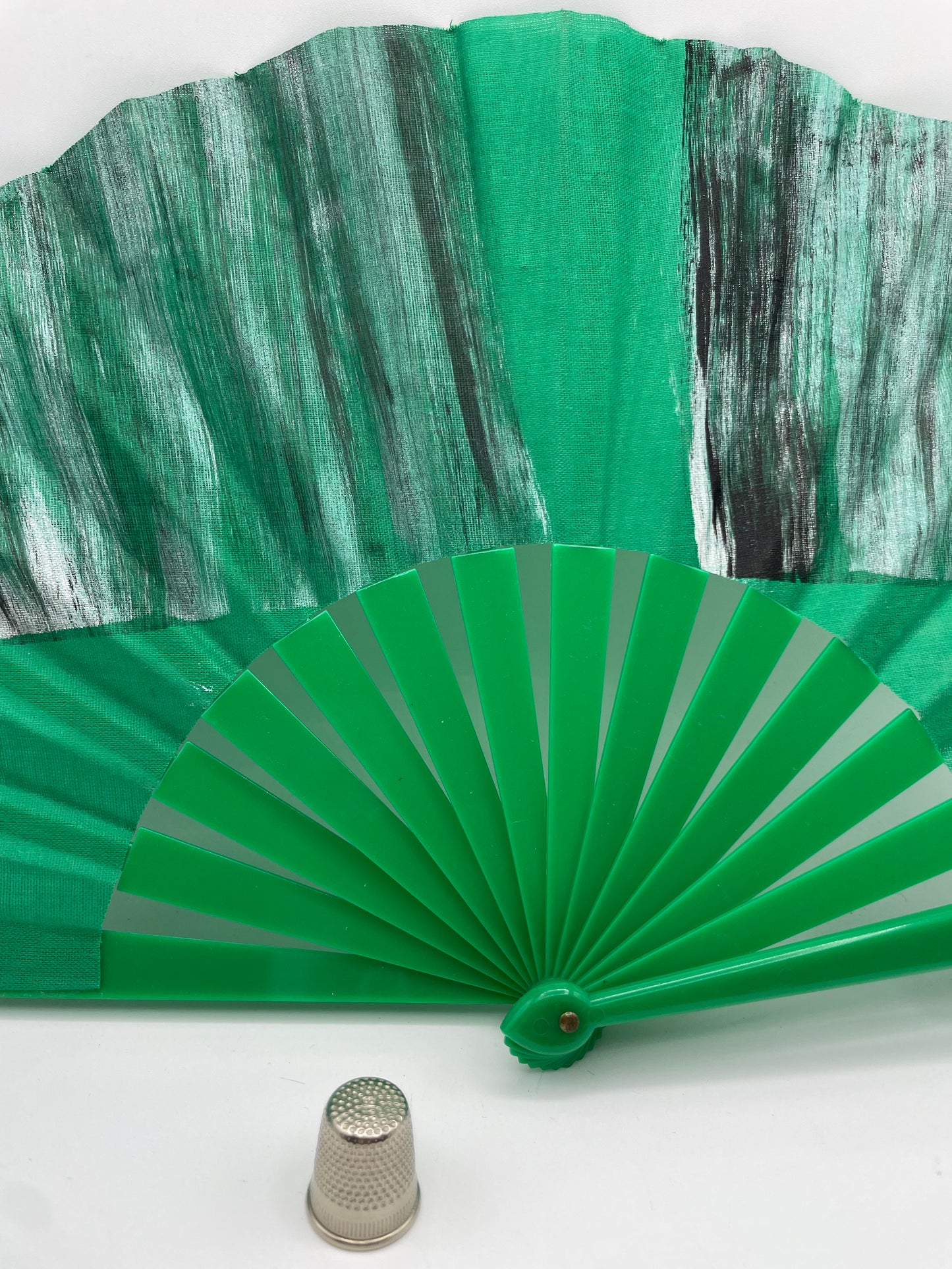 Abanico de pasta color verde hierba pintado a mano Años 80