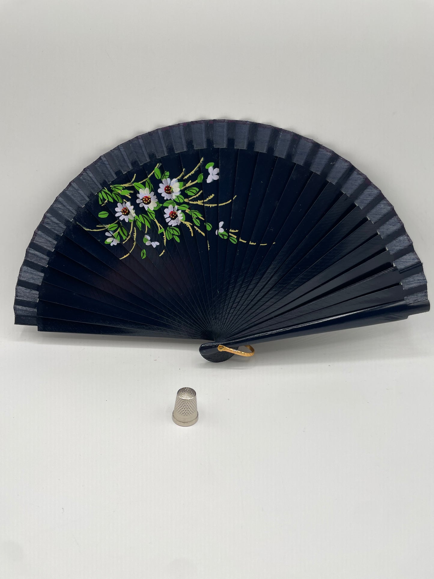 Abanico para bolso de madera, pintado a mano por ambas caras color azul marino con coloridas flores