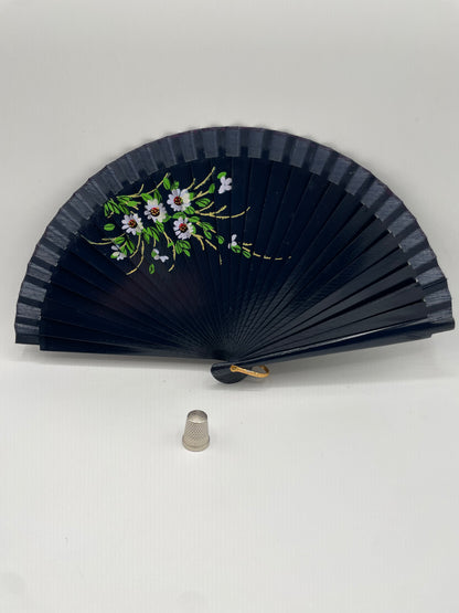 Abanico para bolso de madera, pintado a mano por ambas caras color azul marino con coloridas flores
