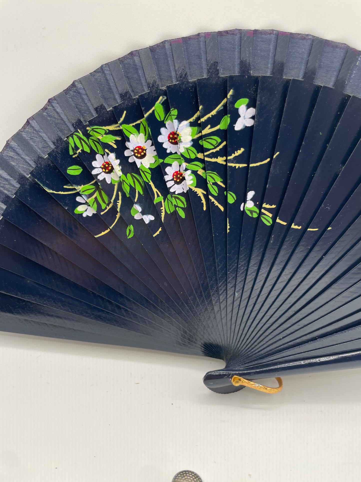 Abanico para bolso de madera, pintado a mano por ambas caras color azul marino con coloridas flores