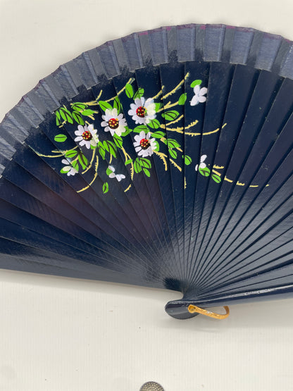 Abanico para bolso de madera, pintado a mano por ambas caras color azul marino con coloridas flores
