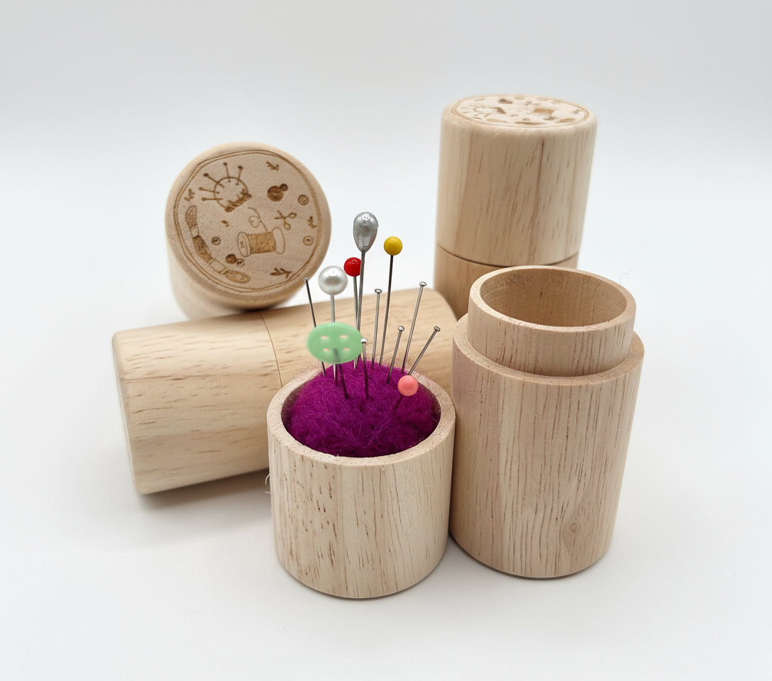 Acerico de madera natural con tapa