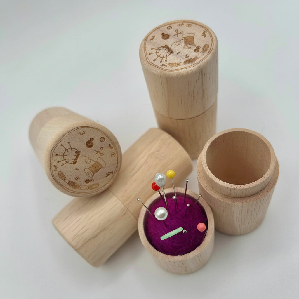 Acerico de madera natural con tapa