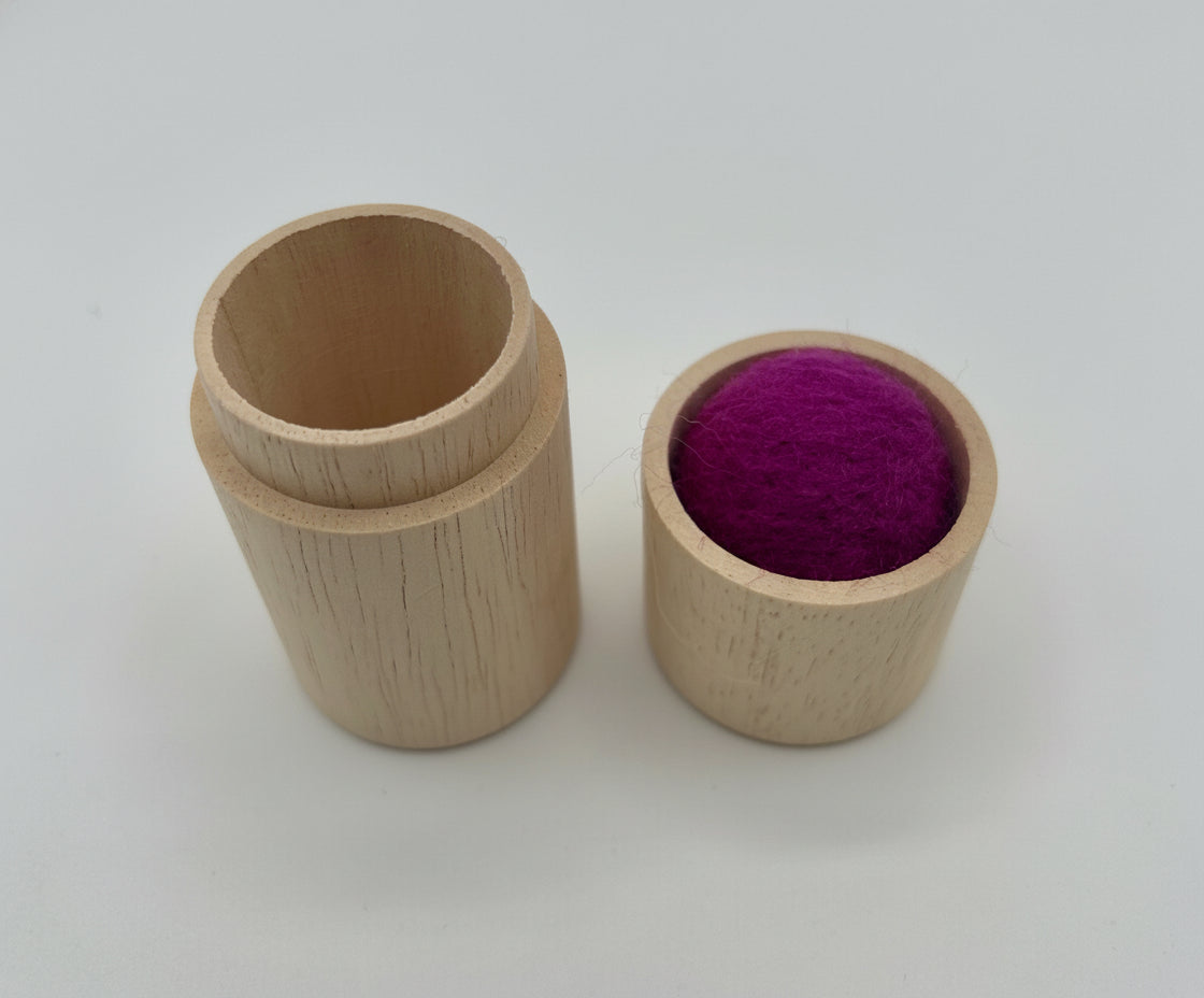 Acerico de madera natural con tapa