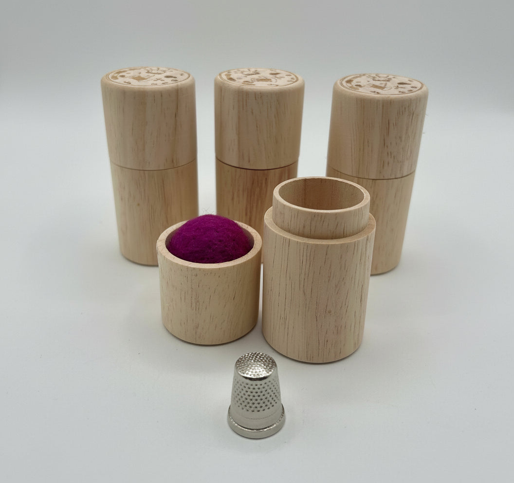 Acerico de madera natural con tapa