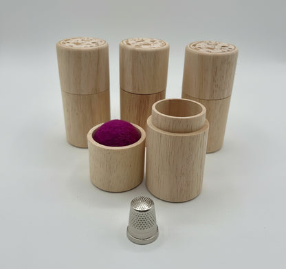 Acerico de madera natural con tapa