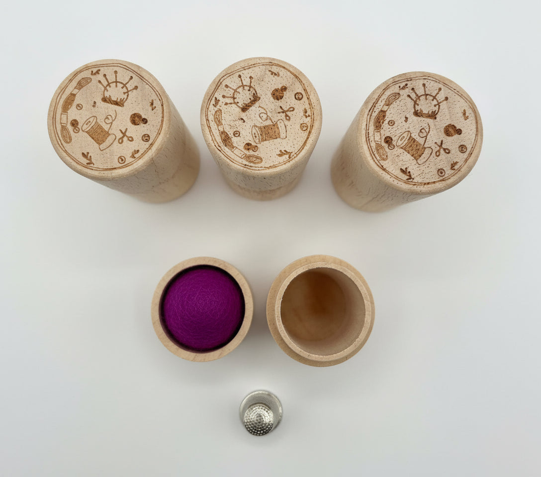 Acerico de madera natural con tapa