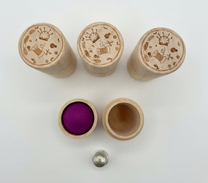 Acerico de madera natural con tapa