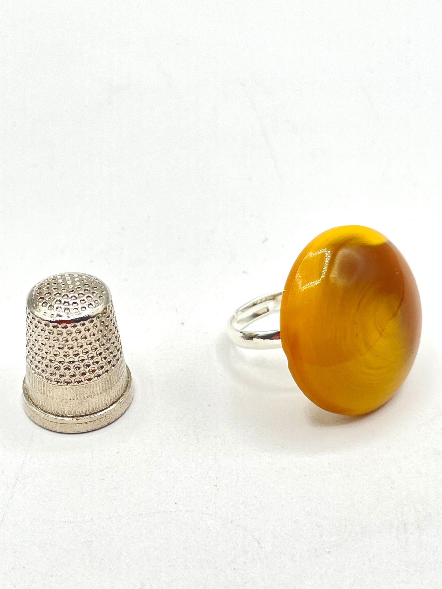 Anillo vintage de pasta color amarillo y marrón