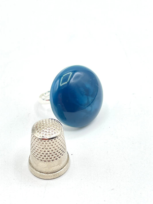 Anillo vintage de pasta color azul profundo