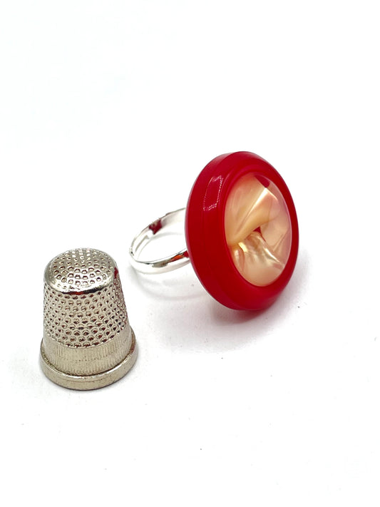 Anillo vintage de pasta color rojo con nácar incrustado