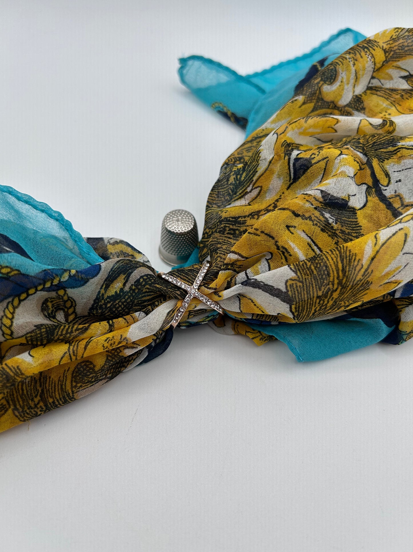 Broche para pañuelo metálico con strass