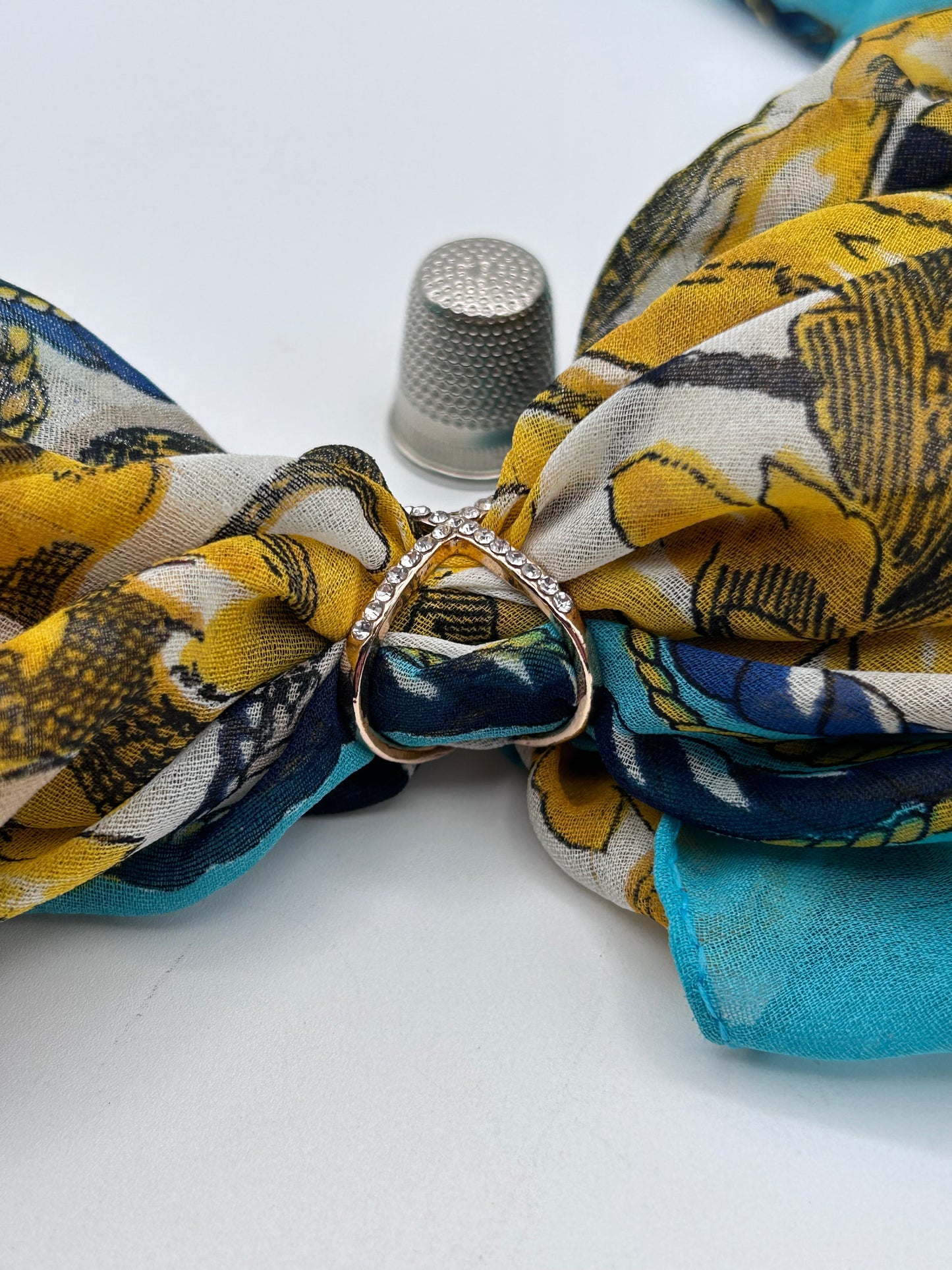 Broche para pañuelo metálico con strass