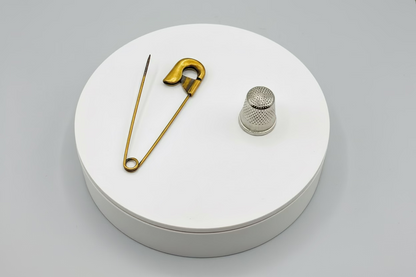 Broche tipo imperdible fantasía con diseño clásico