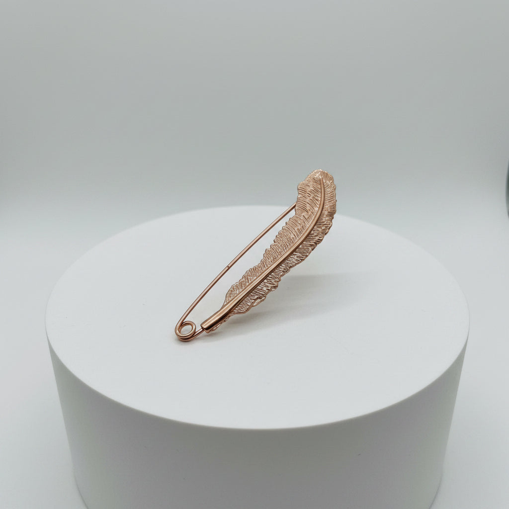 Broche tipo imperdible fantasía con forma de pluma