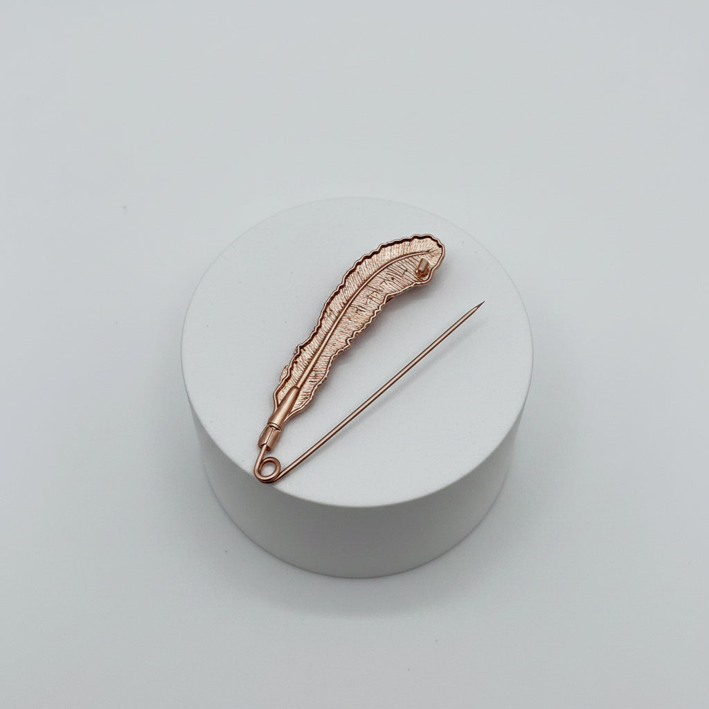 Broche tipo imperdible fantasía con forma de pluma