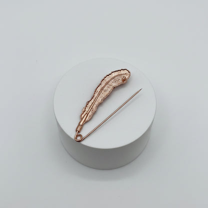 Broche tipo imperdible fantasía con forma de pluma