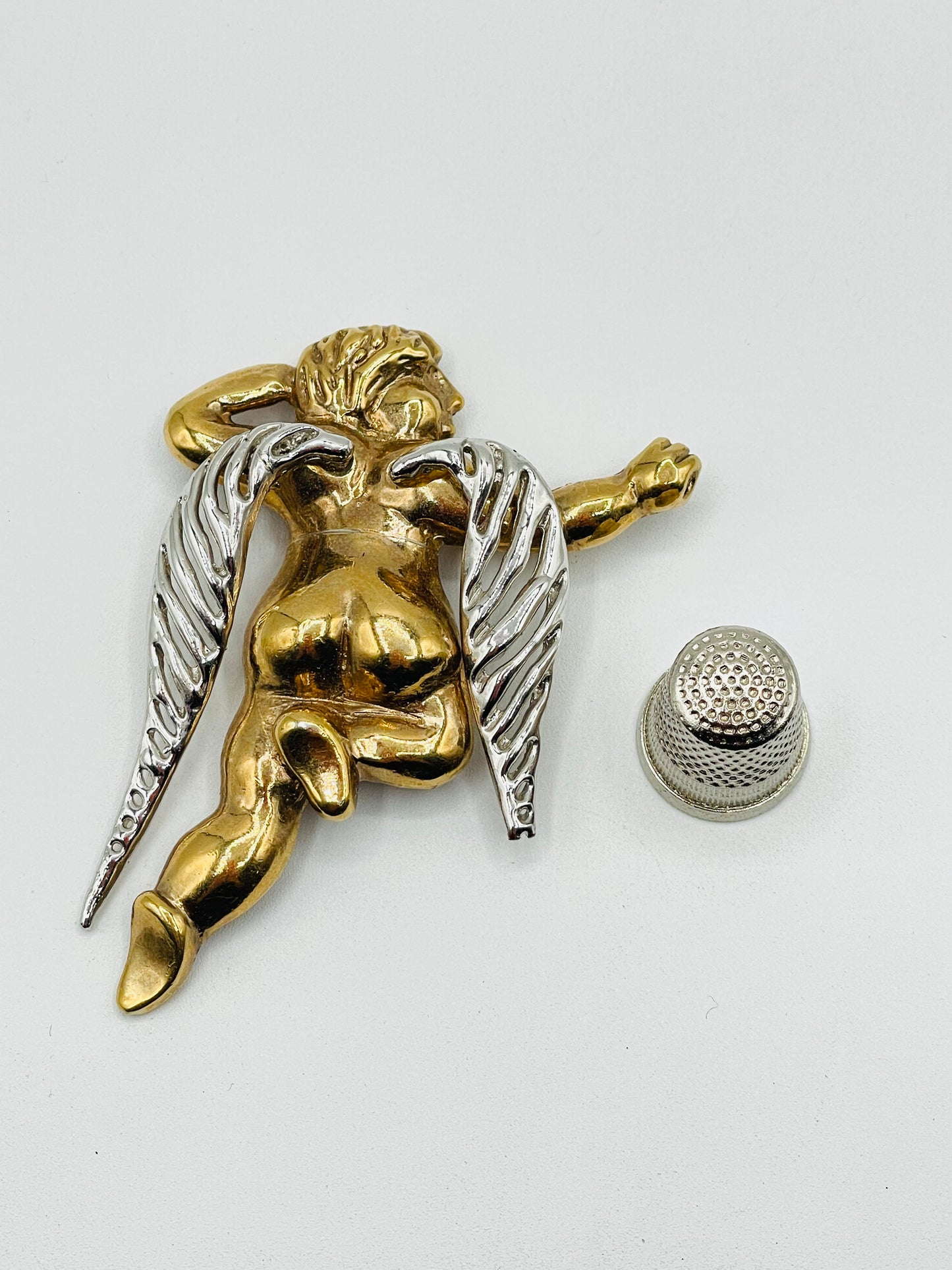 Broche antiguo de metal color plata y dorado con forma de angel