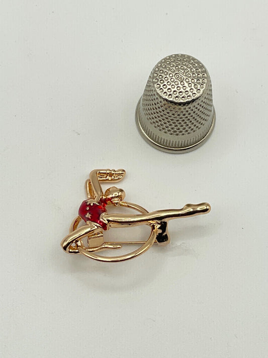 Broche de metal dorado con forma de gimnasta