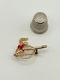 Broche de metal dorado con forma de gimnasta