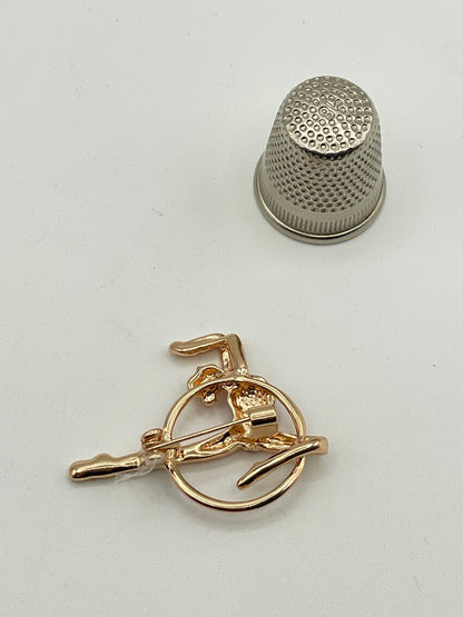 Broche de metal dorado con forma de gimnasta